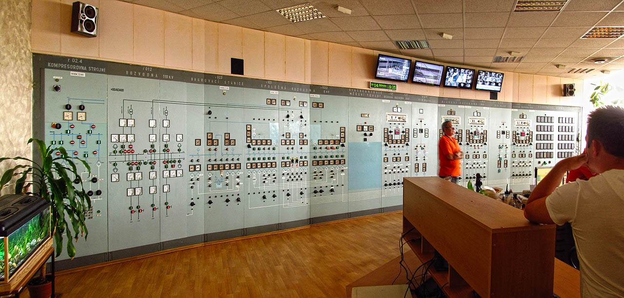 Panoramatická fotografie velína elektrárny.