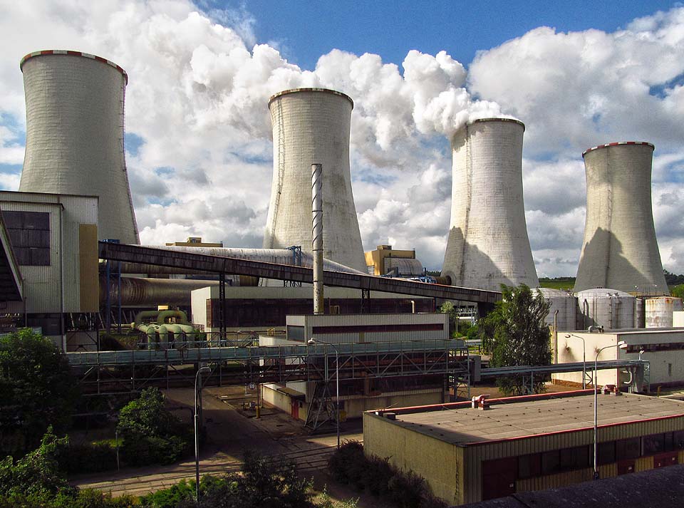 Chladící věže vysoké 100 m jsou celkem 4. Netypickým řešením je zapojení spalin z kotlů do dvojice chladících věží, kde dochází k smísení kouře a páry z chladící vody.