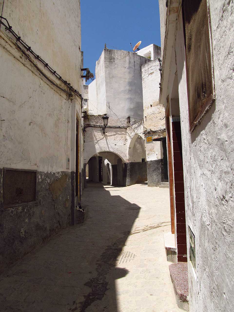 Bílá barva tetuánských ulic chrání obyvatel před nejhorším vedrem. Vysoké stěny poskytují nezbytný stín.