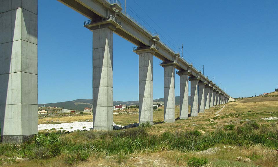 Marocká železniční síť není zvlášť hustá, ale nové tratě se stále staví.