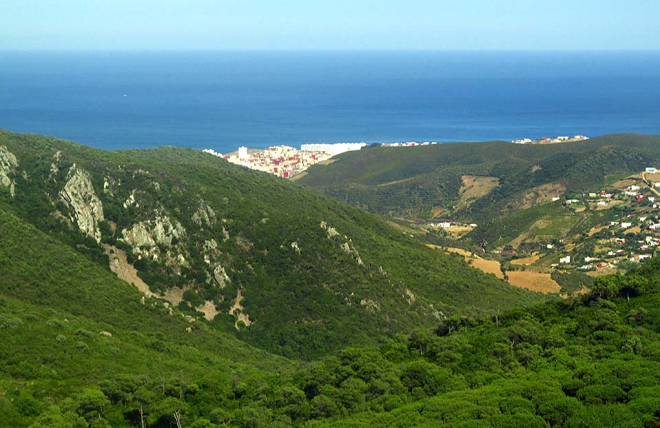 Ceuta je uzavřena na skalnatém mysu, kam vede jediná silnice. A pak že je pobřeží Středozemního moře suché!
