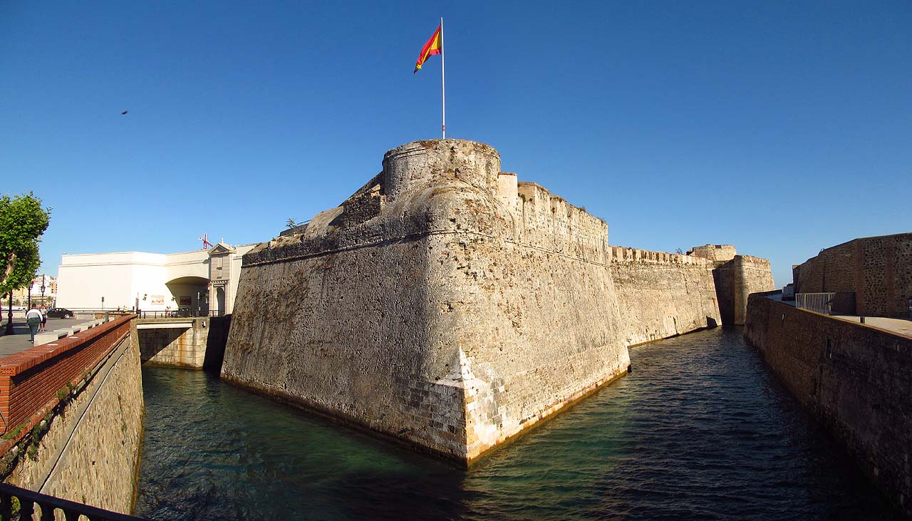 Historická pevnost Ceuta se svým vodním příkopem budí respekt dodnes.