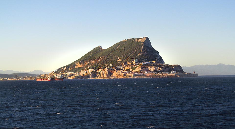 Gibraltar v celé své kráse střeží vjezd do Středozemního moře.