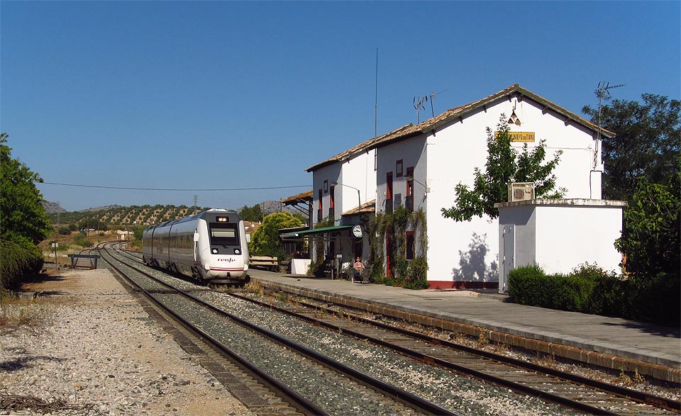 Ospalou stanicí Villanueva de Tapia právě projíždí rychlík do Granady.