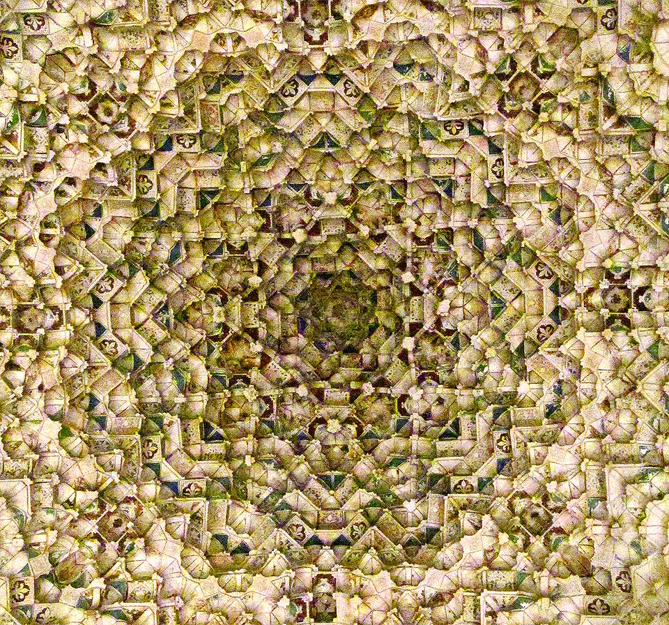 Výjímečná je v Alhambře také drobná a rozsáhlá štuková výzdoba. Orientálně ornamentální.