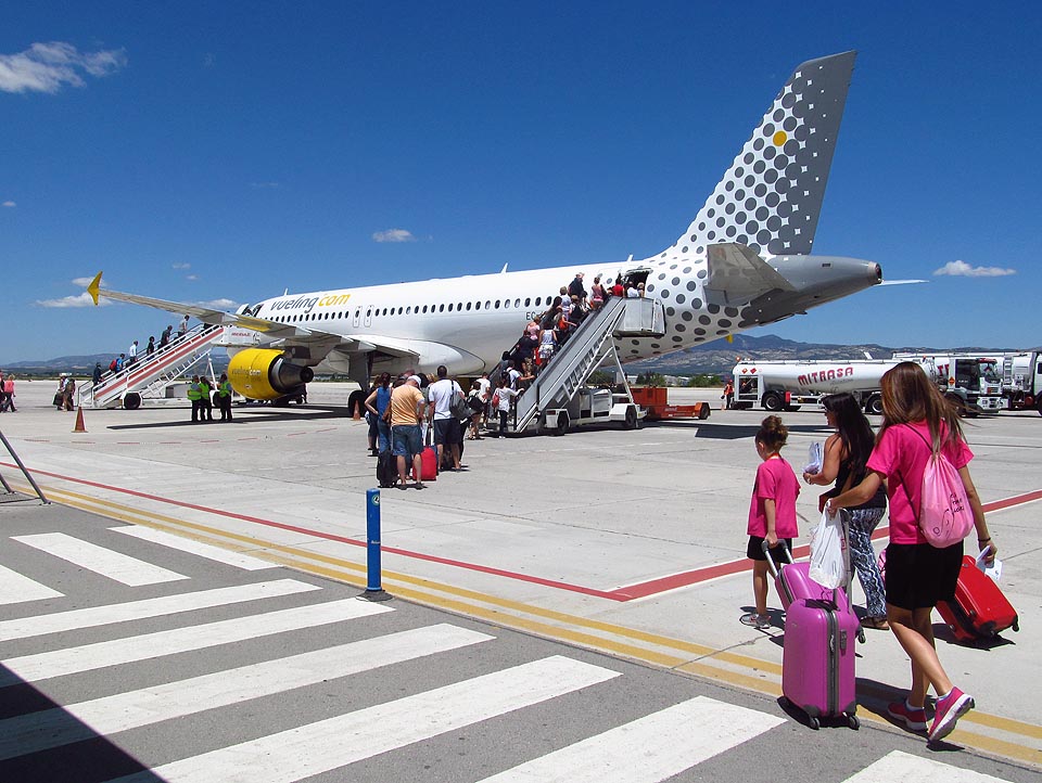 Růžové dívky, chraňte si zavazadla, aby vám je Vueling neztratil jako nám!