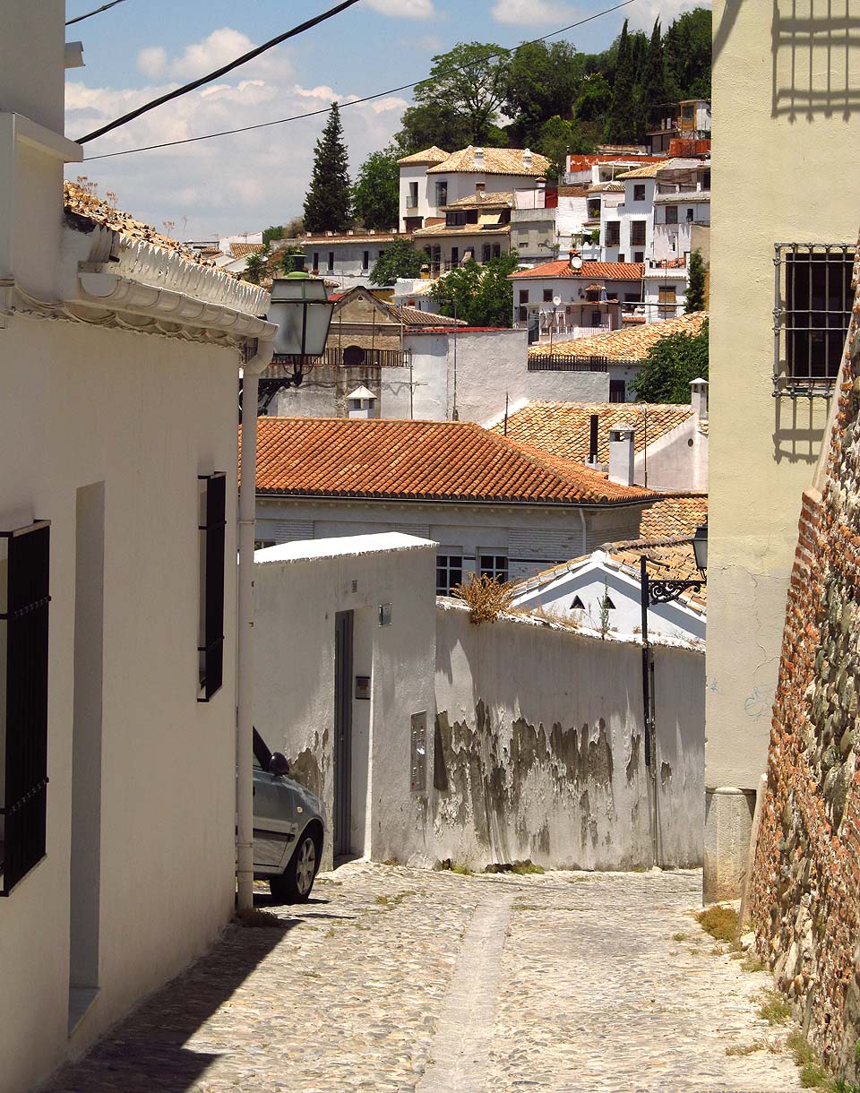 Granada se šplhá do kopců, což dává jejím středověkým uličkám typický půvab.