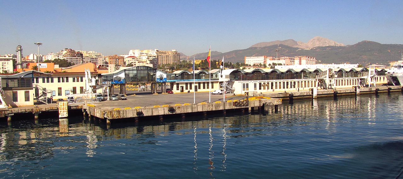 Do Afriky jsem vstoupil v Evropské unii. Pevnost Ceuta je totiž součástí Španělska. Hned za přístavem je supermaket Lidl.