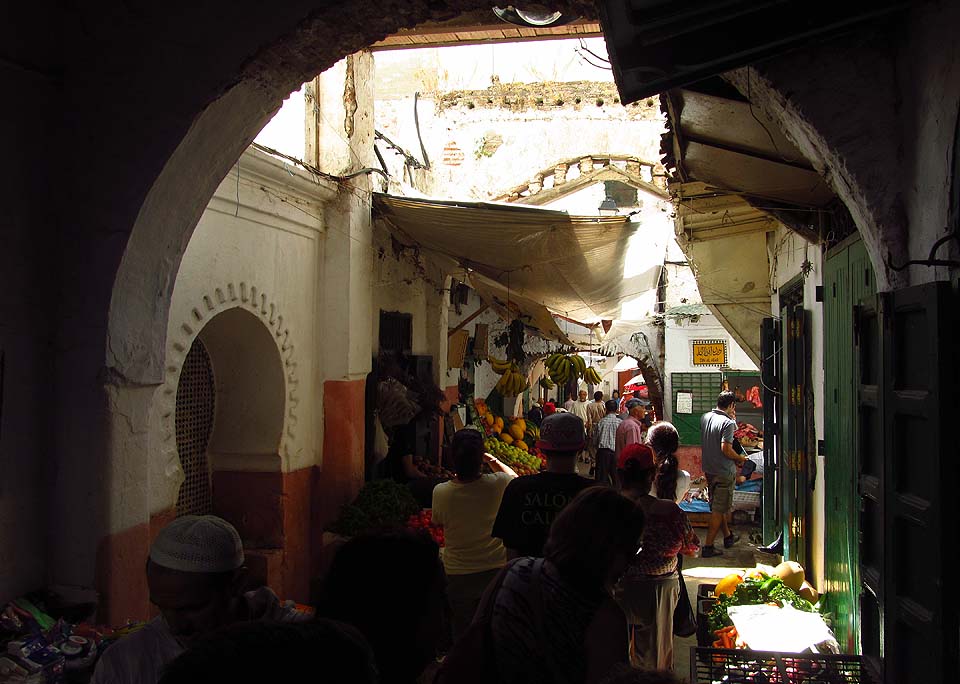 Uličky starého města tvoří neuvěřitelně rozlehlé (3 km<sup>2</sup>) bludiště. Stínadla nejsou vedle tetuánské mediny nic.