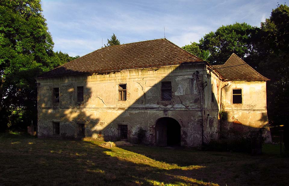 Původně středověká voní tvrz, přestavěná v 17. století na zámek. Na opravu zatím čeká.