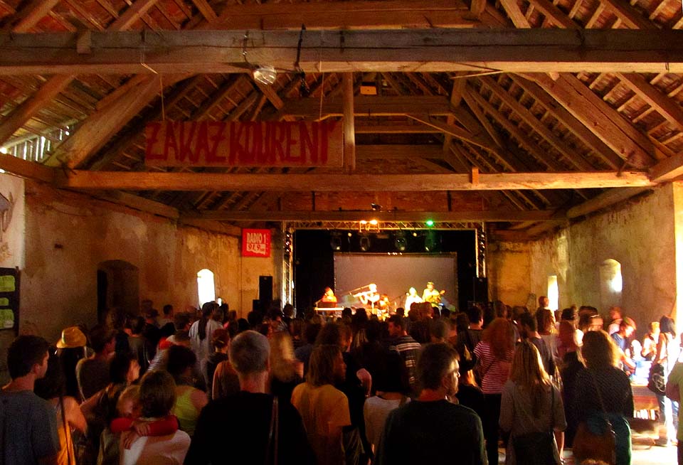Hlavní stage ve stodole, kde posluchači na pár dní vystřídali ovce.
