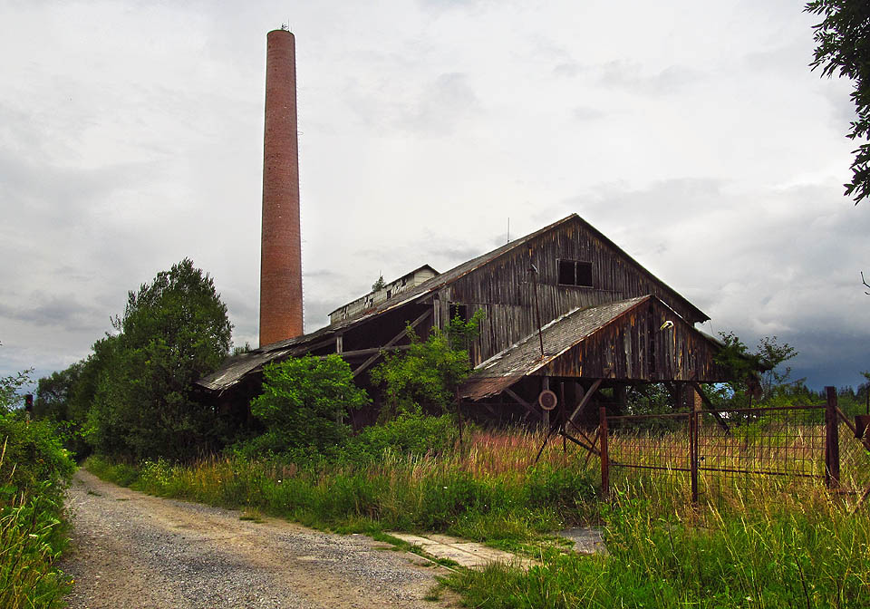 A to je ona. Rakovická vápenka, o které jsem si myslel, že jde o čimelickou cihelnu. Věnoval jsem jí <a href=/Tema/V%C3%A1penka%20Rakovice>tento samostatný článek</a>.