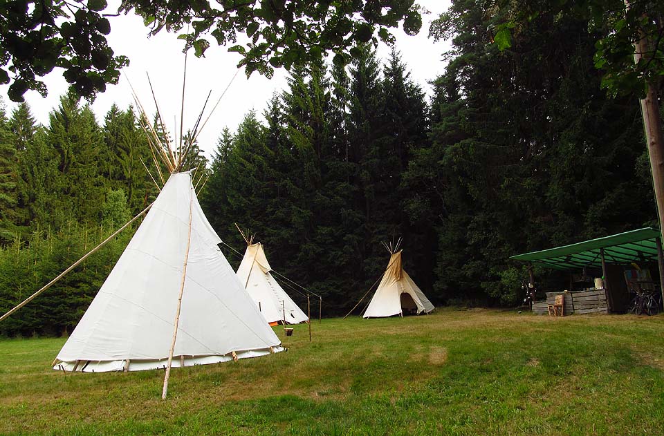 Při hlídání tábořiště je ticho. Nezní buben, smích ba ani řinčení ešusů. Člověku se stýská.