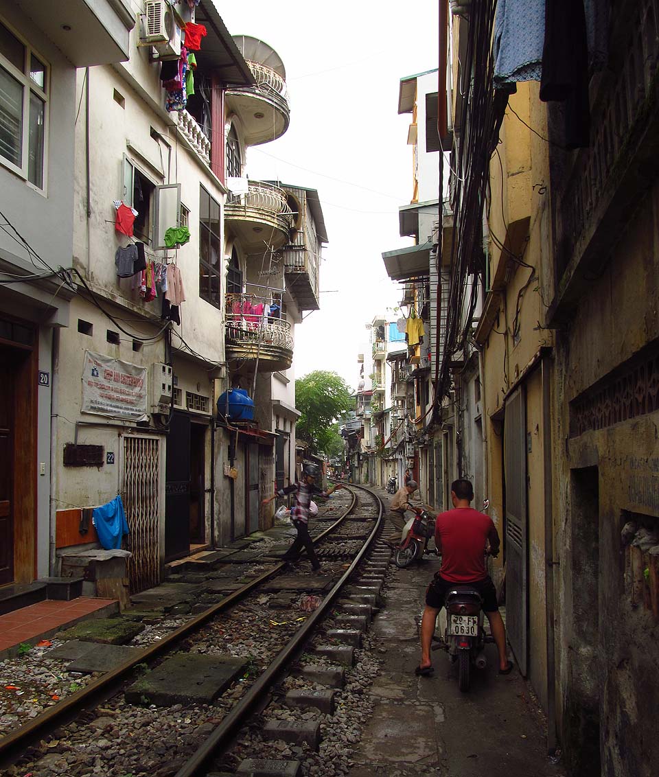 Mezinárodní trať z Číny do Vietnamu vede městem bezprostředně. Bezpečnost provozu se tu zbytečně neřeší - když jede vlak, každý ví, že má uhnout s motorkou, stánkem, valchou, postelí či flašinetem.