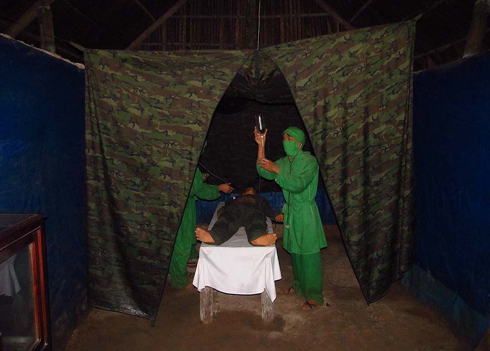 Podzemní nemocnice v hliněných chodbách pod městem Củ Chi nedaleko Ho Či Minova města v jižním Vietnamu. Zde se odehrály nejkrvavější boje mezi moderní armádou USA a bídně vyzbrojenými Vietnamci.