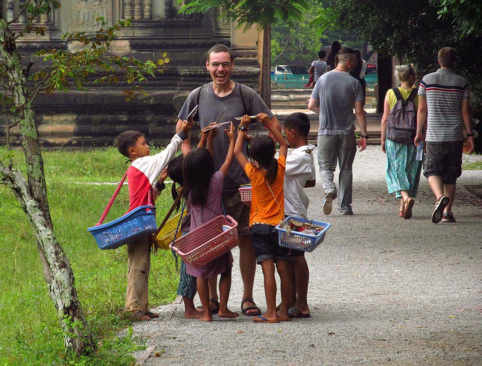 ¥ v obležení dětských prodavačů uprostřed chrámového komplexu អង្គរវត្ត (Angkor Vat).