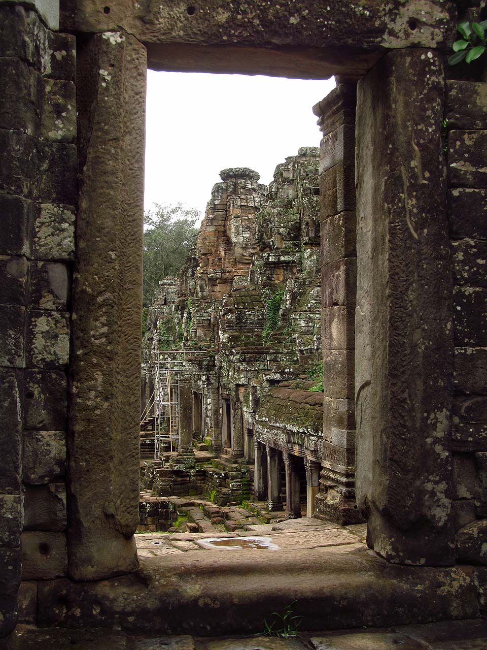V Angkor Thomu lze bloudit několik hodin prastarými kamennými chodbami - přestože je čtvercově souměný, pravidelnost vás spíše zmate a během chvíle se ztratíte v nečekeně rozlehlé spleti chodeb, schodišť a průchodů. 