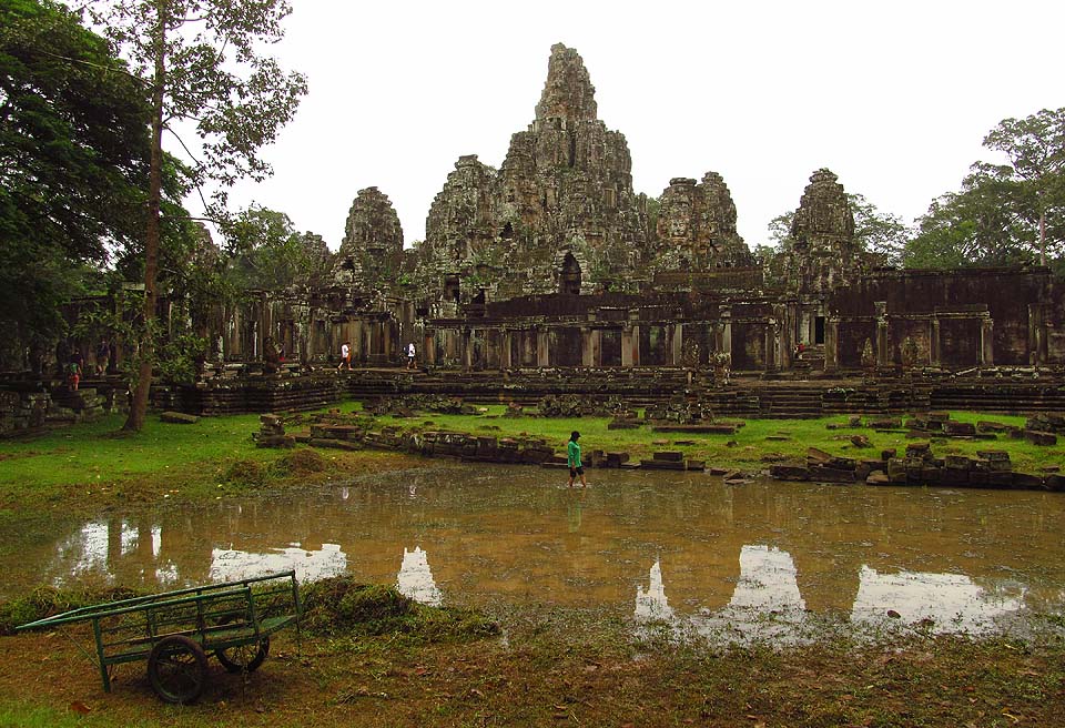 Angkor Thom je víceméně opuštěný. Ani uprostřed léta nepraská díky turistům ve švech a tak si lze užít středověkou architekturu kamene vcelku intimně.