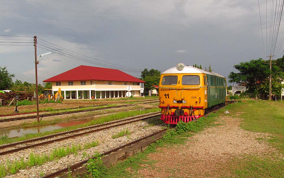 Lokomotiva Henschel německé provenience poblíž železničního přechodu z Thajska do Kambodže ve městě อรัญประเทศ (Aranyaprathet).