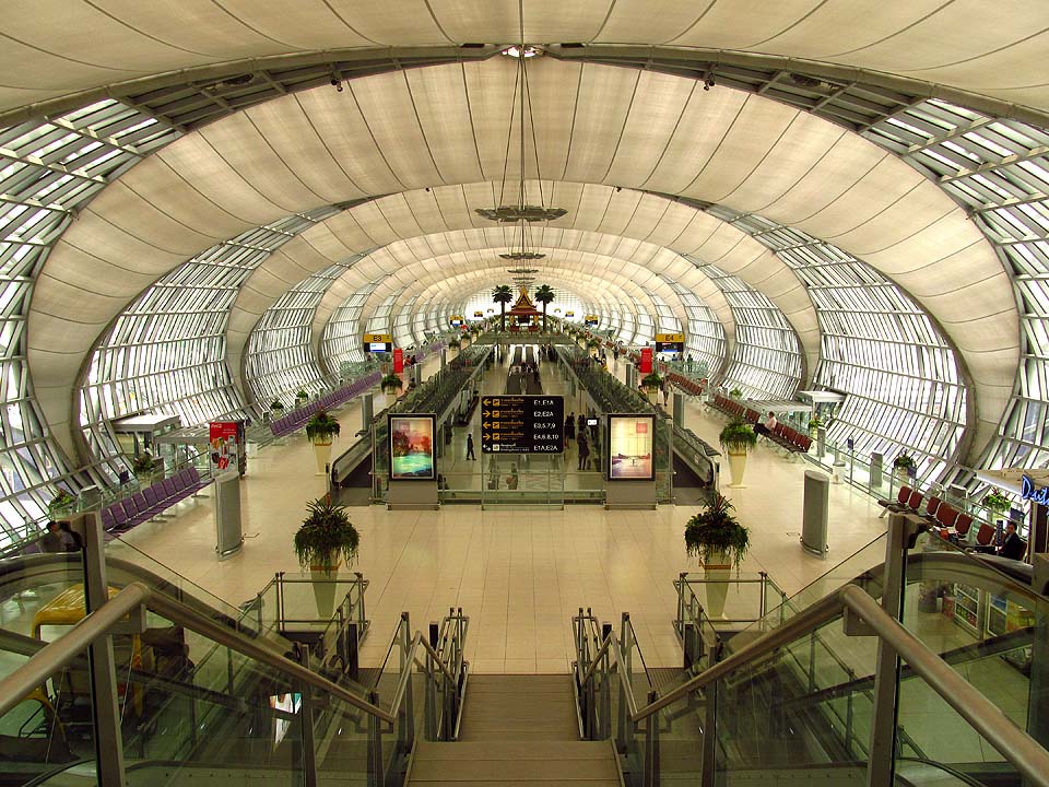 Bangkokské letiště Suvarnabhumi je pravděpodobně nejhezčí, jaké jsem dosud viděl. Alespoň zevnitř. Navíc nabízí příjemná místa k odpočinku, cenově příznivé obchody a další zařízení.