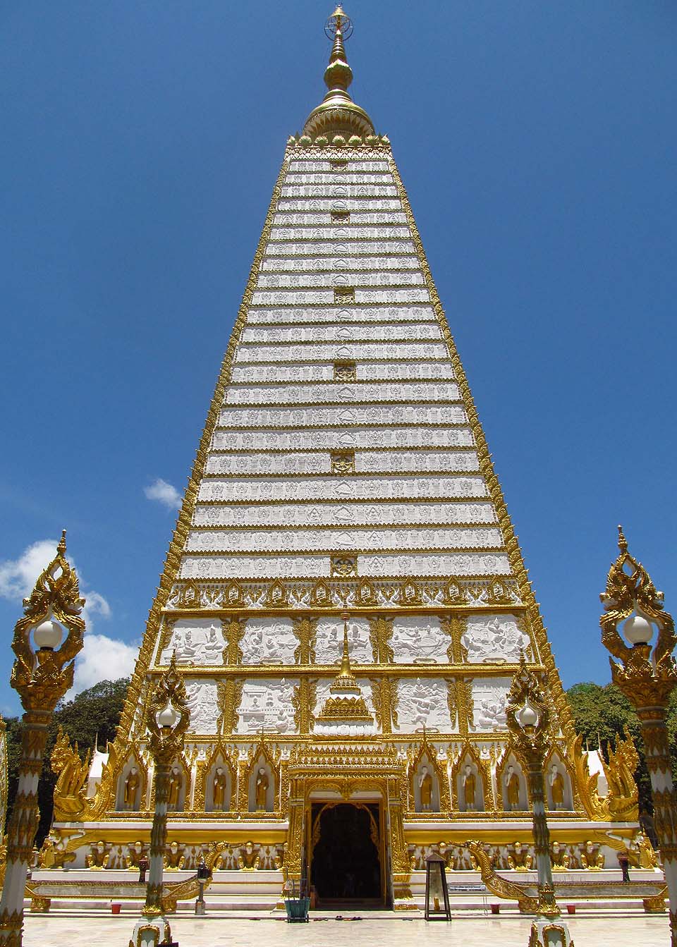 První město v Thajsku, které jsme navštívili - อุบลราชธานี neboli Ubon Ratčatani - nás potěšilo svatyněmi ve tvaru a barvě nadýchaných dortů.