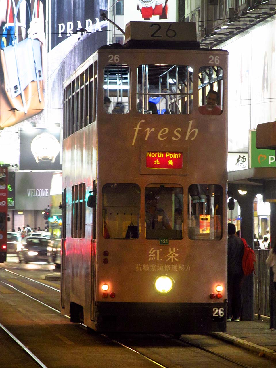 Tramvaje v 香港 (Hong-Kongu) jsou nejen dvoupatrové, ale také úzkorozchodné! Přesto se za dobu našeho nočního přestupu a pobytu ve městě žádná nepřevrátila.