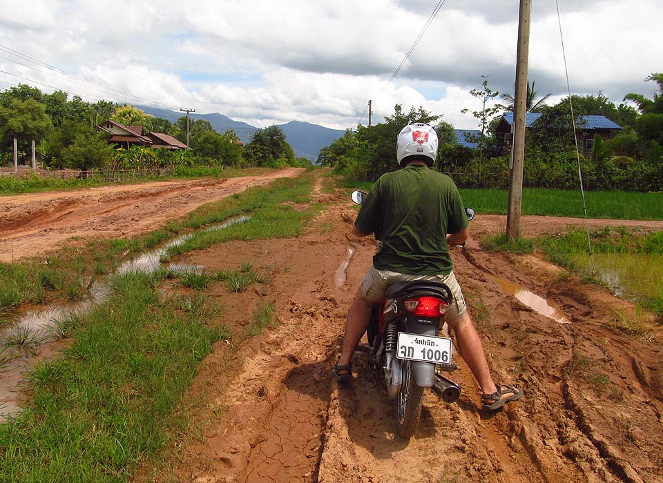 Cestování po laoských silnicích vyžaduje trpělivost a nemálo řidičského umu.