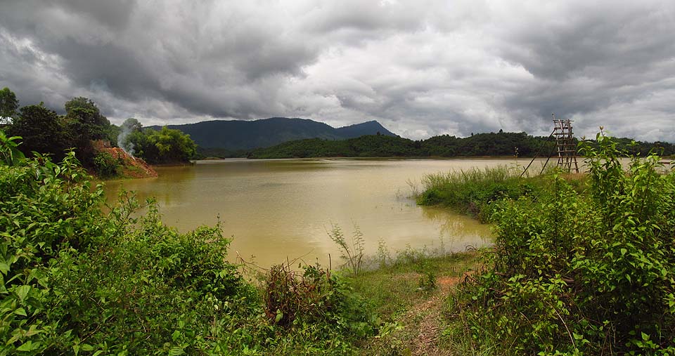 Horské jezero poblíž ຊຽງຂວາງ nám vydalo své plody ve formě několika set malých sušených rybiček. Oproti předpokladu nechutnaly jako chipsy a nedokázali jsme je spořádat ani společnými silami za několik dní.