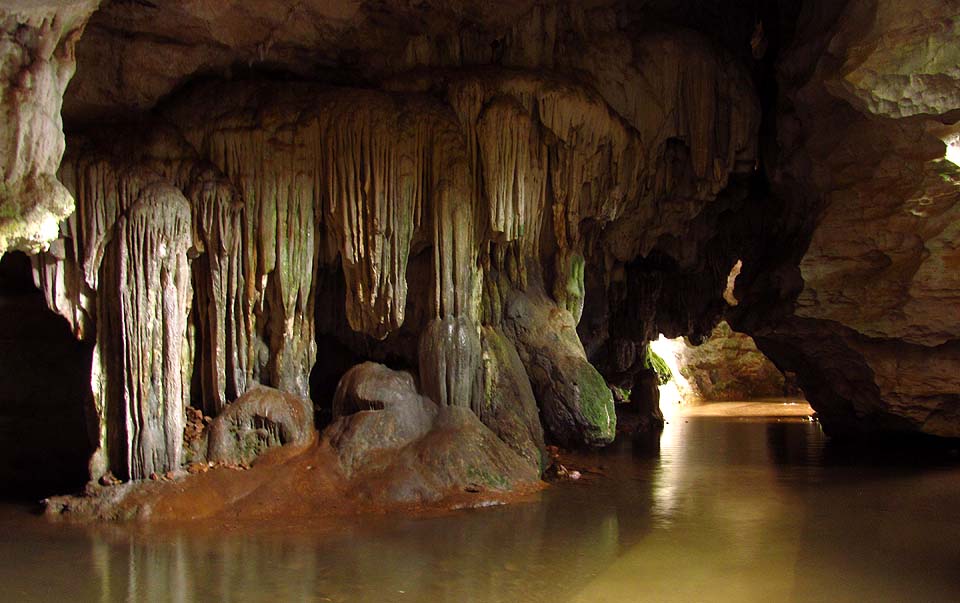 Krasové jeskyně ve Vieng Xai byly v letech 1964-1973 útočištěm laoské komunistické strany Pathet Lao. Společně s místními vesničany se v 486 jeskyních skrývalo 23000 lidí před americkými bombardéry - ty shodily v přepočtu na každého obyvatele země 3 tuny bomb.