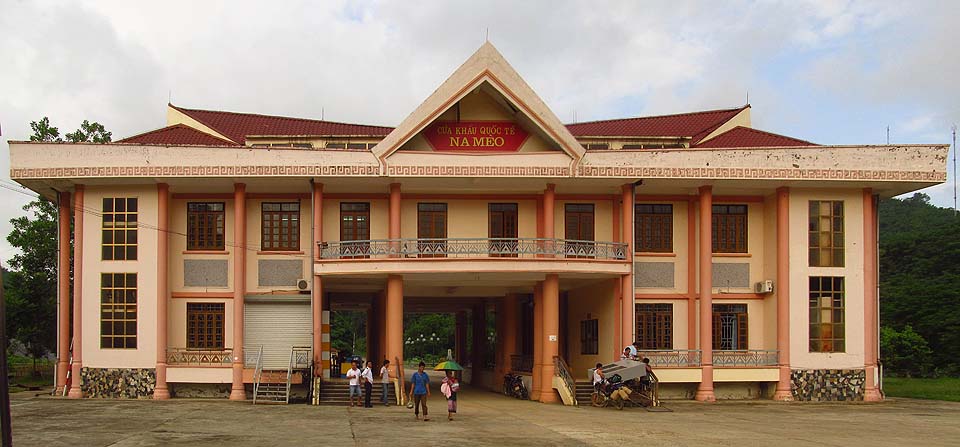 Hranici z Laosu do Vietnamu jsme překročili přes přechod Na Mèo. V noci na přechodu nikdo nebyl, protože všichni příslušníci sledovali fotbal v televizi.