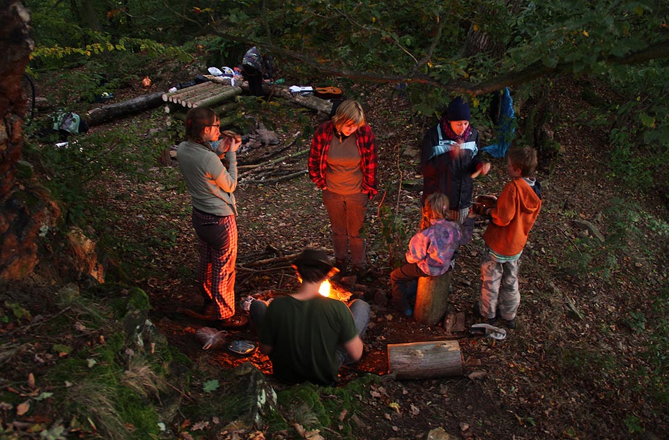 Čekání na Godota Stopaře a večr u „malého ohně“.