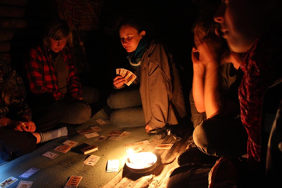 Protože se někteří kamarádi 26 hodin zdrželi, zahráli jsme si před zapálením ve srubu Bang.