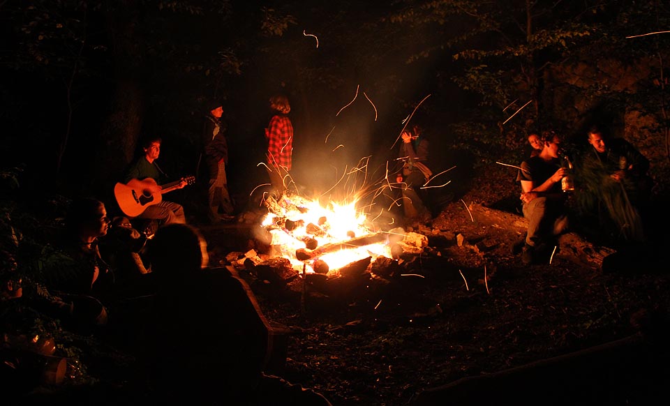 Konečně. Stopař hrábl do strun a nad hladinou přehrady se rozezněly tóny starých písní.