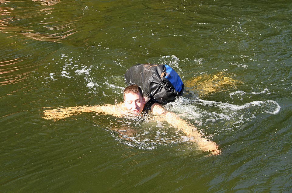 Na zpáteční cestě Jerry přeplavával se zavazadly v lodním pytli.