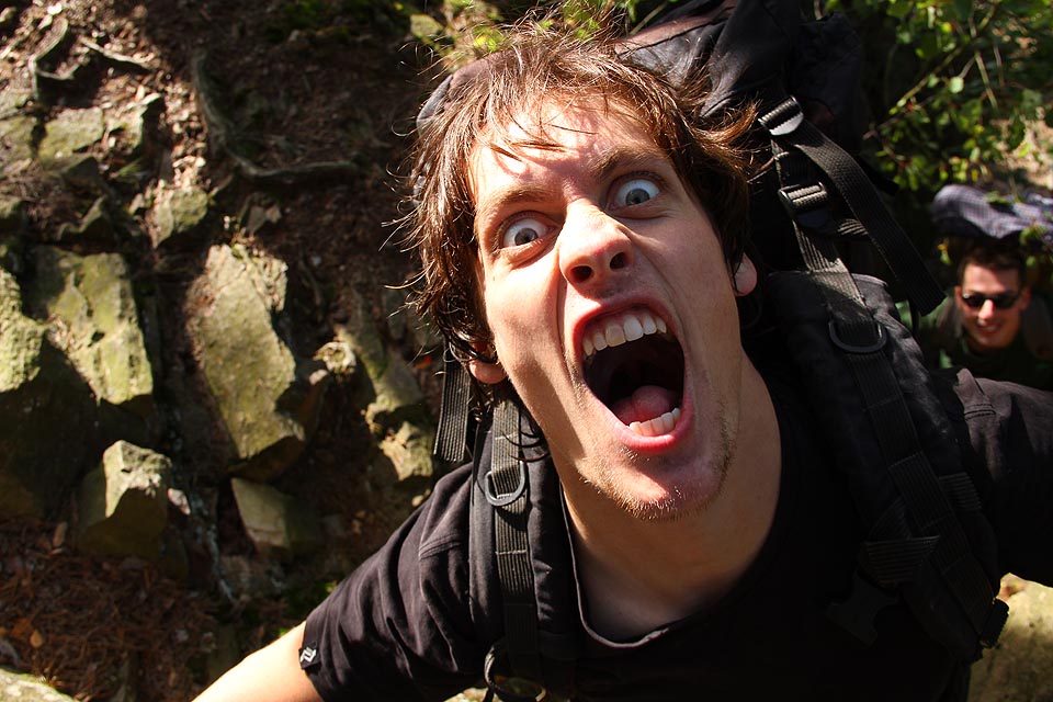 Stopař s hrůzou prchá před agentem, který jej pronásleduje.