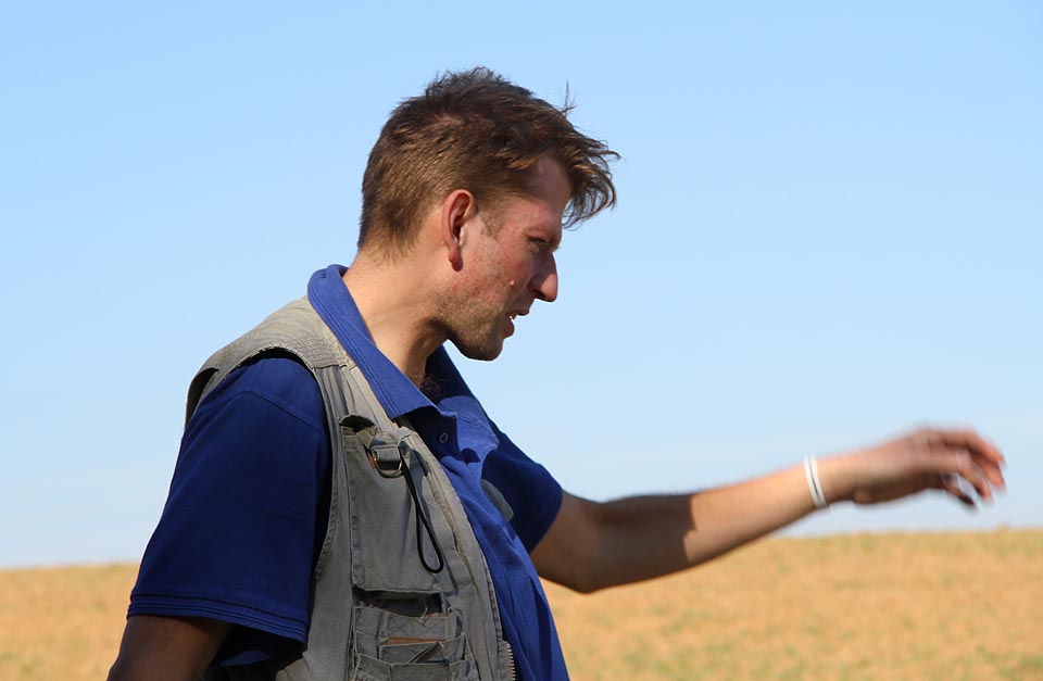 Kdo měl štěstí, spatřil nakonec i Ježka. Tady se právě chystá zatnout dráp do kořisti.