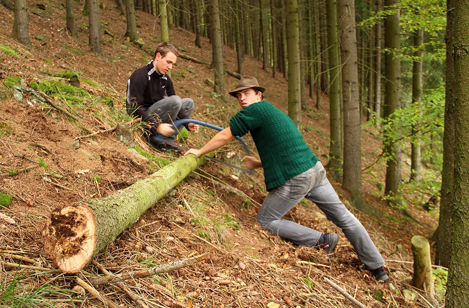 Také Sova s Jauvajzm pracují na stavbě hranice, která večer vzplane.
