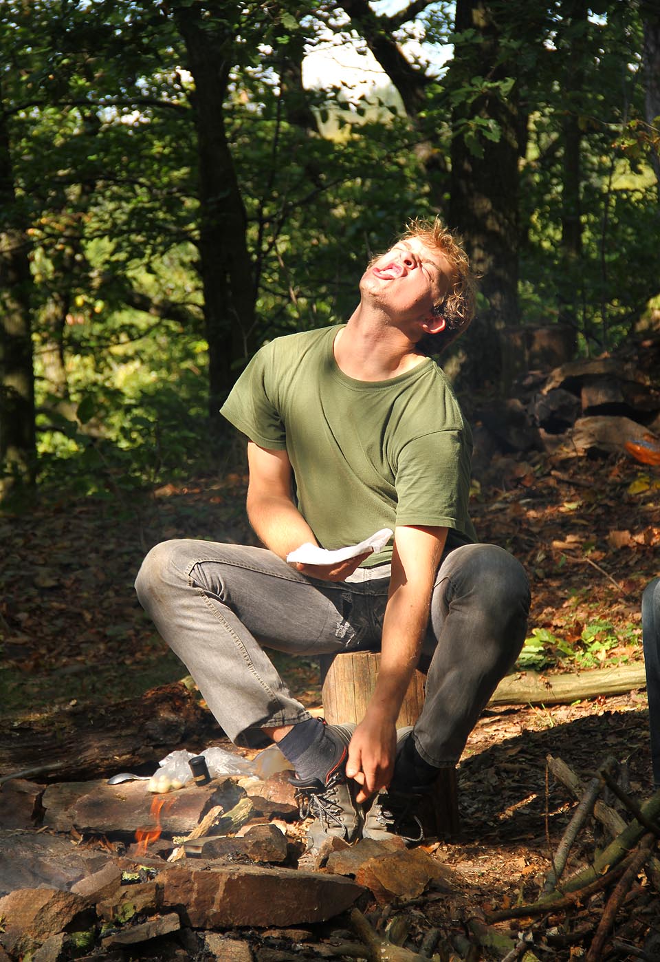 Jauvajz při rituálu vítání ohně.