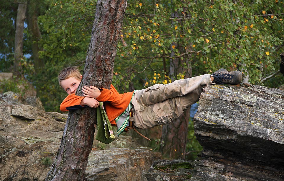 Vítek měl zakázáno lézt po skalách, ale po stromech klidně lézt mohl.