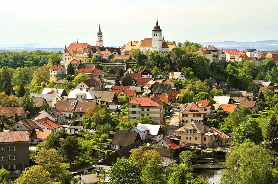 Panorama Nového Města nad Metují zhruba od Husovy lípy.
