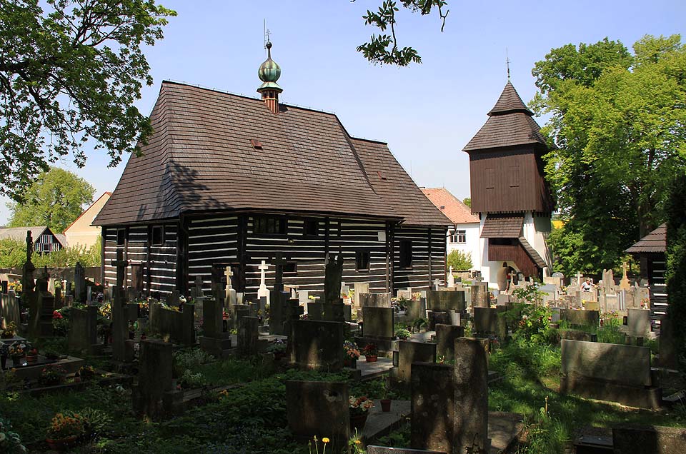 Kostel, hřbitov a zvonice ve Slavoňově. Při troše štěstí lze proniknout do všech tří.