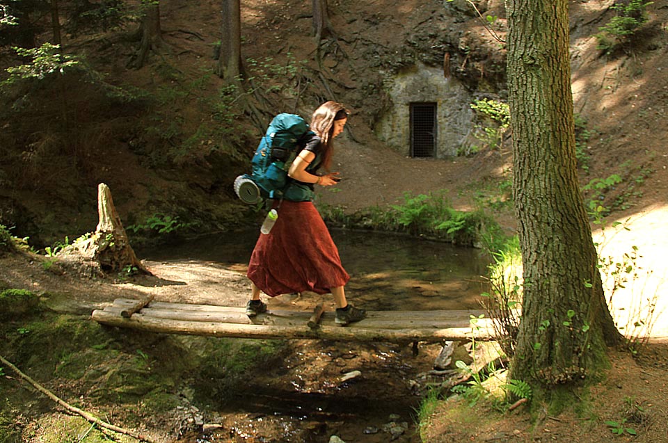 Eunika na lávce před Mertovou dírou. Podle pověsti vedla štola až do novoměstského zámku.