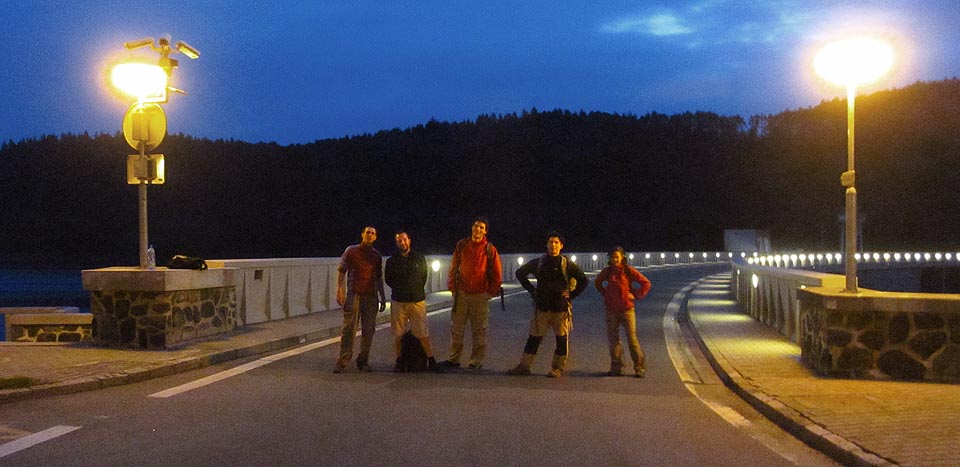 Nejkritičtější chvíle pochodu se blíží. O půl páté ráno přecházíme přes tichou hráz vírské přehrady, opouštíme civilizaci a jdeme lesem a mokrou trávou. Od ukončení pochodu mě dělí nepatrný kousek, který překonaly Vojtovy posměšky.