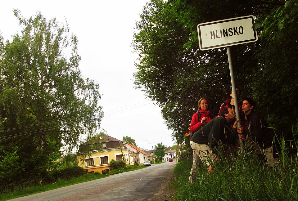 Neuvěřitelné se stává skutečností. Počtvrté jsme ušli stovku. S bolestí téměř nepopsatelnou se belhám k <a href=/Tema/Hlinsko%20v%20%C4%8Cech%C3%A1ch%20%28%C5%BEst%29>nádraží</a> a následující týden trávím v posteli se zánětem šlach.