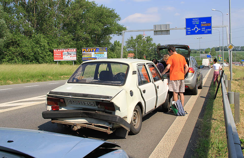 Zneuctěná Patricie bezprostředně po srážce. Náraz nebyl nijak zvlášť silný, ale sedmadvacetiletý vůz poslal na jeho poslední cestu.