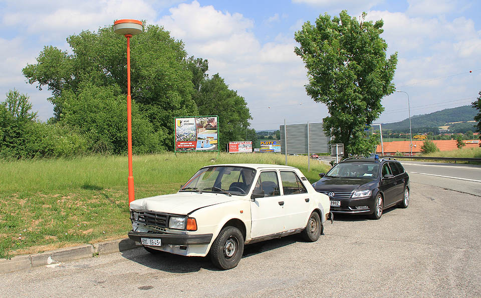 Patricie měla na počátku své poslední pouti věhlasný doprovod. Rozloučit se s ní přišel sám proslulý policejní Passat.
