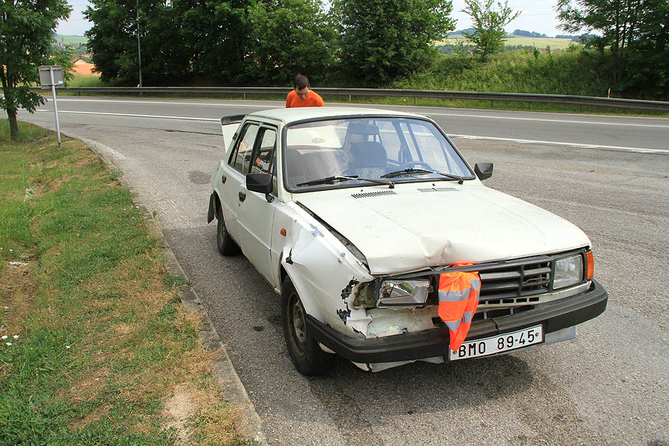 Protože jsme na STK teprve jeli, stála nás nehoda ještě dalších 1000 Kč za pokutu a další částku za odtah vozu k Honzovi, který se jej laskavě ujal. Následně nám v <a href=/Tema/Blansko>Blansku</a> zloději vysáli z odemčené nádrže benzín.