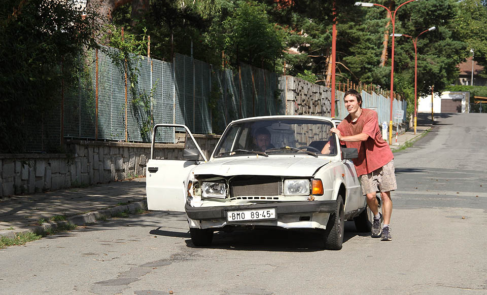 O pár týdnů později doprovázíme Patricii na její opravdu poslední cestě blanenskými ulicemi k vrakovišti.