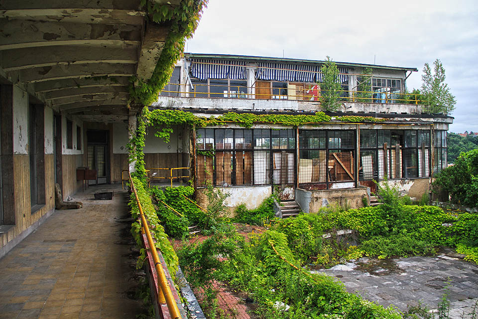 Přes všechny útrapy a útoky přírody jsou Barrandovské terasy stále elmentárně udržovány a možná jednou znovu přijde jejich čas.