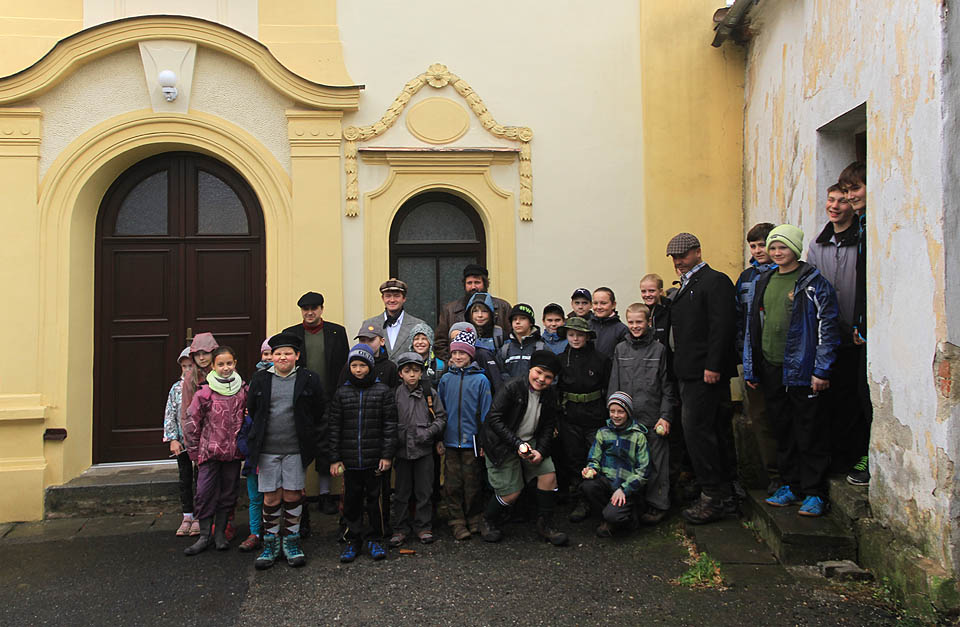 Stejně jako loni se sešli kluci a holky ke hře před jevíčskou synagogou. Nevelká židovská čtvrť (v 17. století činili Židé třetinu obyvatel města) se proměnila na centrum tajemných Stínadel.